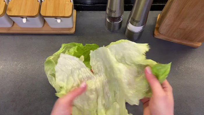Picar la lechuga iceberg en trozos pequeños.