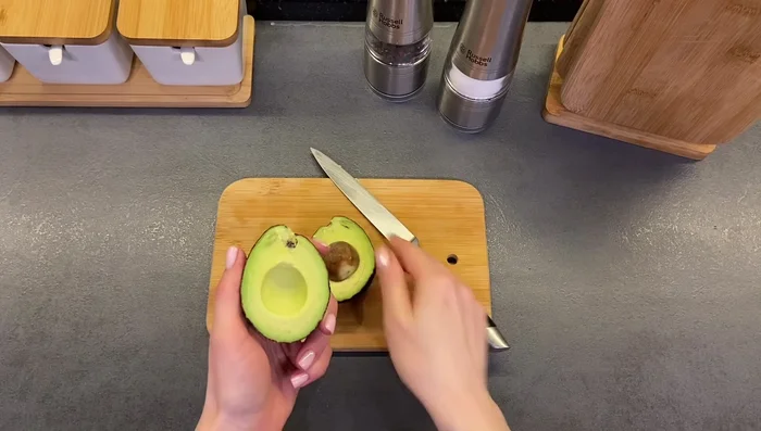 Pelar y picar el aguacate en trozos pequeños.