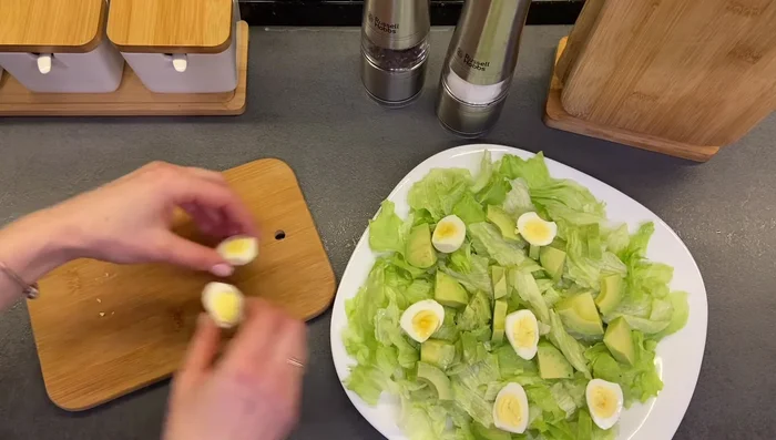 Agregar el aguacate, los huevos de codorniz y el atún a la lechuga.
