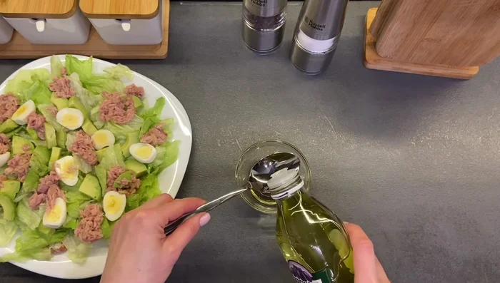 Preparar el aderezo: mezclar aceite, aceitunas, uvas, jugo de limón, semillas de mostaza, sal y miel.
