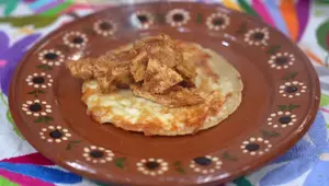 Pollo Adobado con Ensalada de Col: Receta Mexicana Fácil