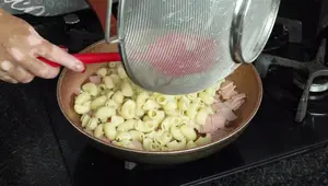 Rollitos de Jamón y Queso con Pasta Cremosa: ¡Receta Fácil y Deliciosa!