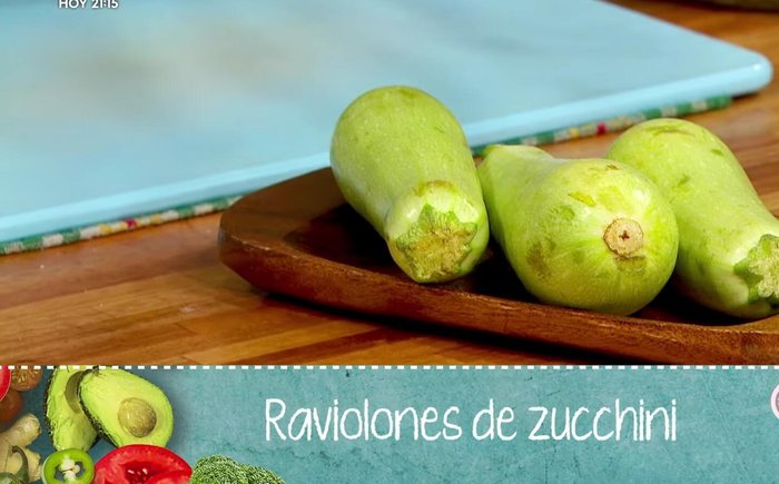 Cortar los zucchinis en láminas finas usando una mandolina, cuchilla o pelador de papas. Descartar la primera lámina y el centro con semillas.