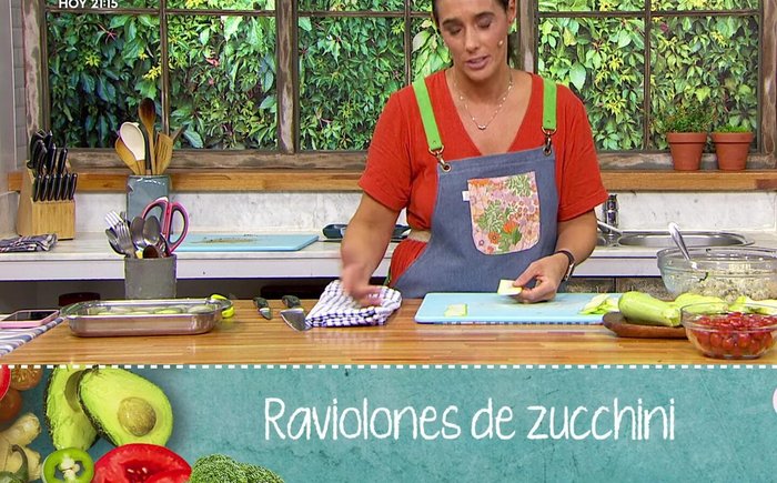Colocar dos láminas de zucchini formando una cruz. Agregar una porción de relleno en el centro.