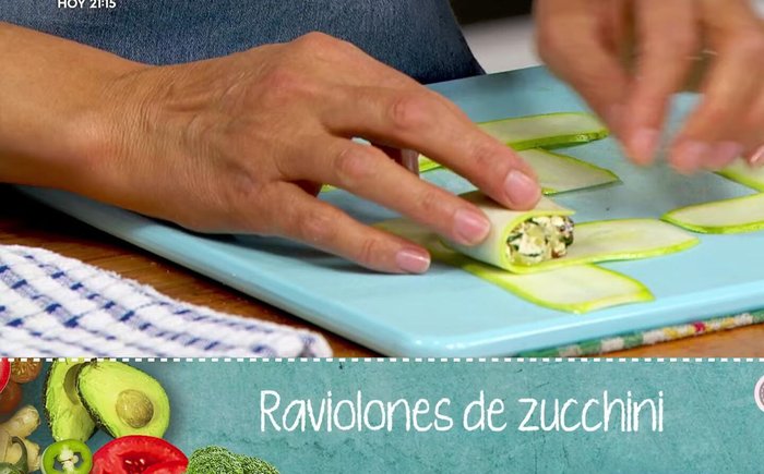 Envolver el relleno con las cuatro puntas de las láminas de zucchini, formando un pequeño paquete.