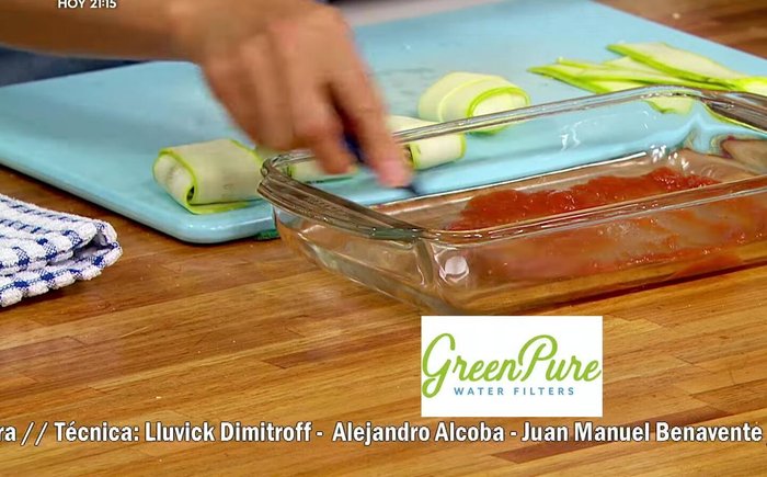 Colocar los raviolones en una fuente para horno previamente untada con salsa de tomate. Agregar tomates cherry cortados por la mitad encima.