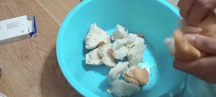Reúne los ingredientes: bolillos, huevos, leche clavel, leche entera, leche condensada, elote, queso de cabra, chocolate y nueces.