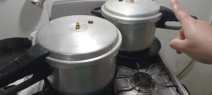 Prepara la mezcla base: desmenuza los bolillos, bate los huevos, y mezcla con la leche clavel, leche entera y leche condensada.