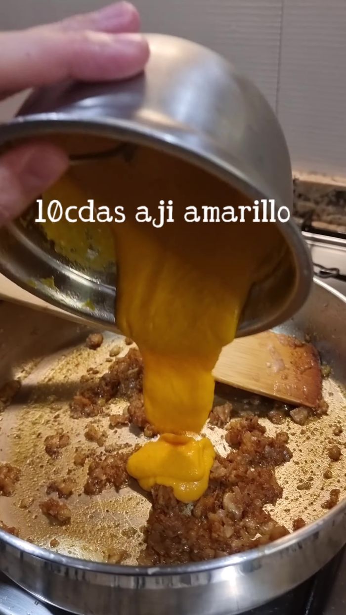 Incorporar la pasta de ají amarillo y mezclar por 5 minutos (117.68).