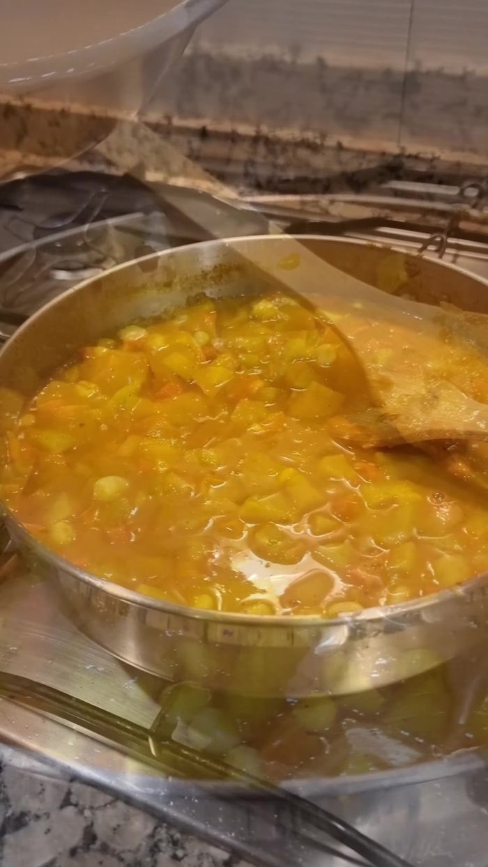 Añadir el caldo de mariscos y una rama de hierbabuena. Dejar hervir (161.519).