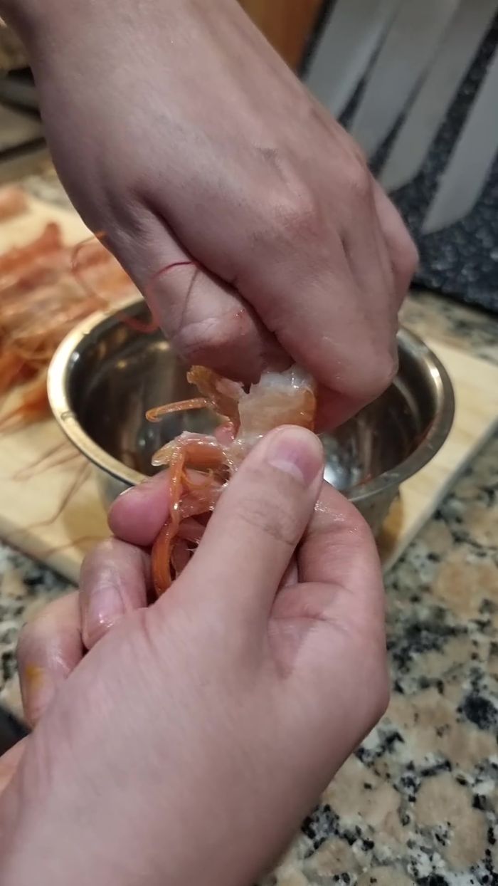 Limpiar las gambas o langostinos: quitar la cabeza, la carcasa y el intestino.