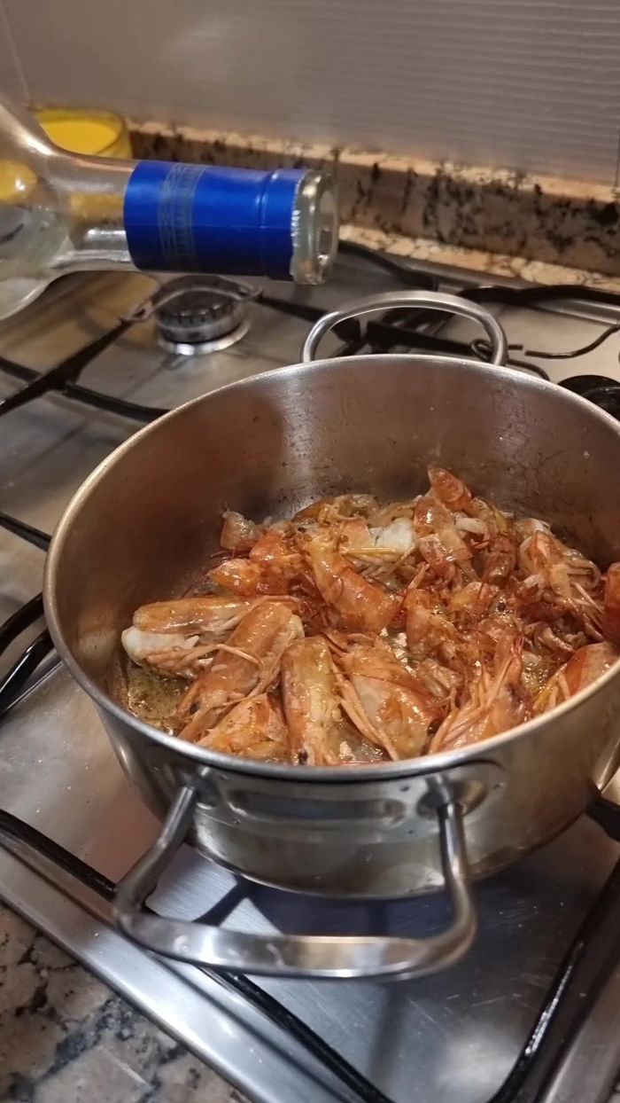 Preparar el caldo: en una olla, dorar las cabezas y carcasas de los mariscos con mantequilla (43.76). Agregar vino blanco o pisco y evaporar el alcohol (47.92). Añadir apio, zanahoria, cebolla, ajo y agua. Hervir por 20 minutos (60.359), luego triturar y colar.