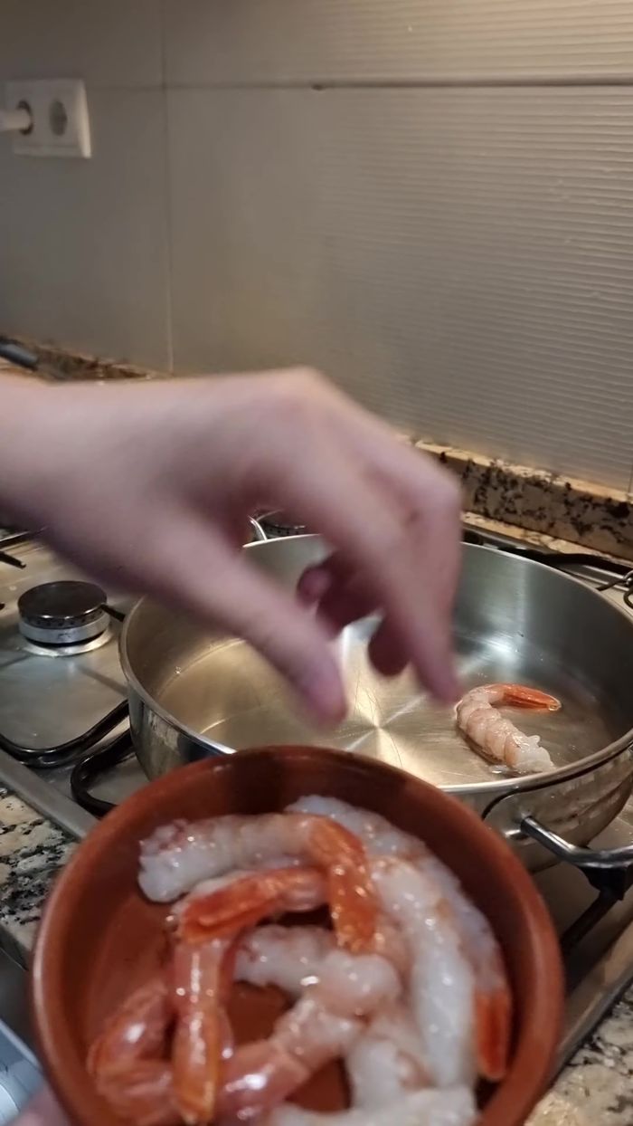 Marcar los langostinos en una olla con aceite por aproximadamente 1 minuto por lado (88.96).