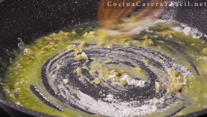 Agregar una cucharada de harina y mezclar con una varilla hasta integrar. Cocinar unos 45 segundos para que pierda el sabor a crudo (109.799).