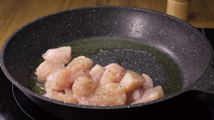 En una sartén amplia, calentar aceite a fuego muy fuerte. Agregar las pechugas de pollo cortadas en cubos, previamente salpimentadas. Cocinar hasta que estén doradas por ambos lados (aprox. 6-8 minutos). Reservar.