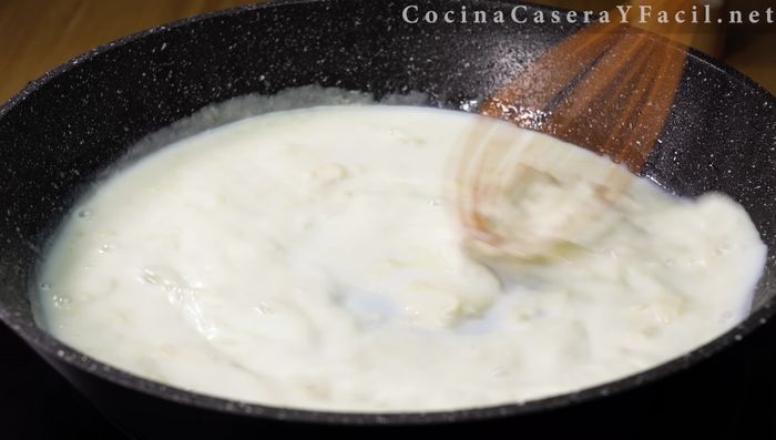 Agregar el resto de la leche y mezclar hasta obtener una salsa bechamel (184.04).