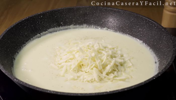 Incorporar el queso rallado y la nuez moscada. Cocinar a fuego muy bajo, removiendo ocasionalmente, durante 15 minutos (215.879).