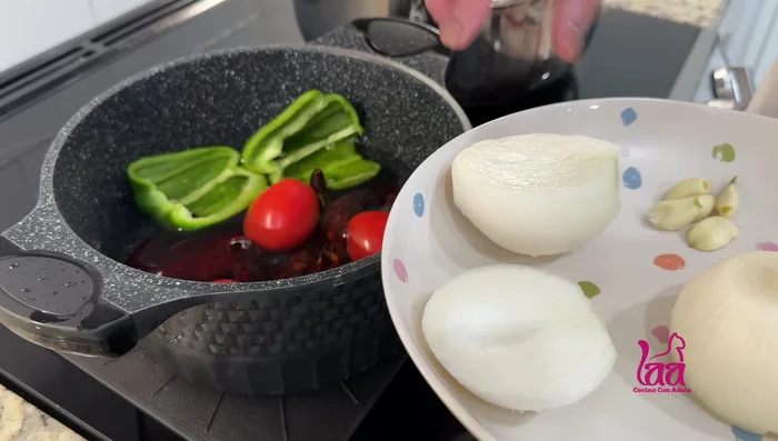 Picar el chile verde, cebolla y ajos. [150.879 - 163.44]