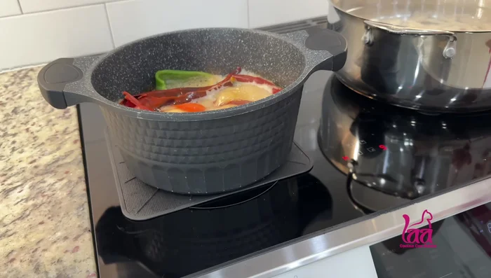 Sancochar los tomates y la cebolla. [170.44 - 175]