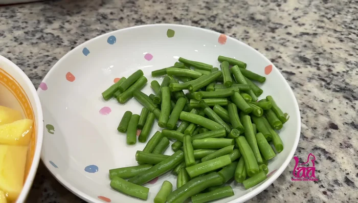 Sofreír la salsa con aceite, laurel, orégano, pimienta, comino y sal. [214.519 - 232.879]