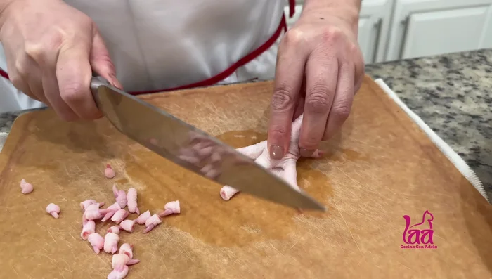 Desinfectar las patas en agua con vinagre y sal durante 10 minutos, cambiando el agua hasta que esté limpia. [16.279 - 81.04]