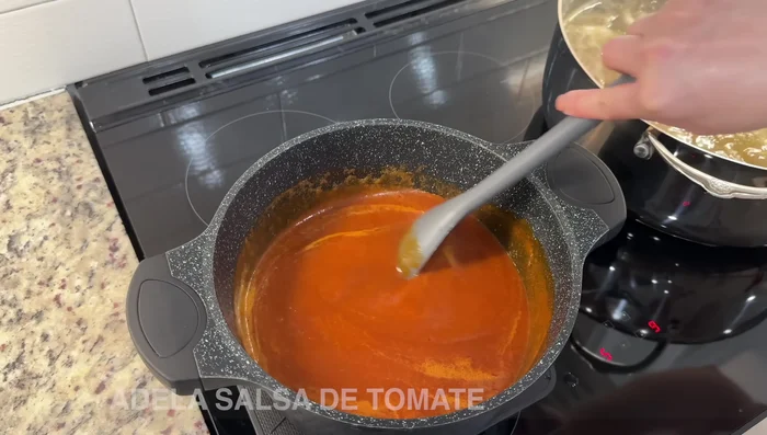 Agregar la salsa sofrita al caldo de patas. [276.44 - 279.32]