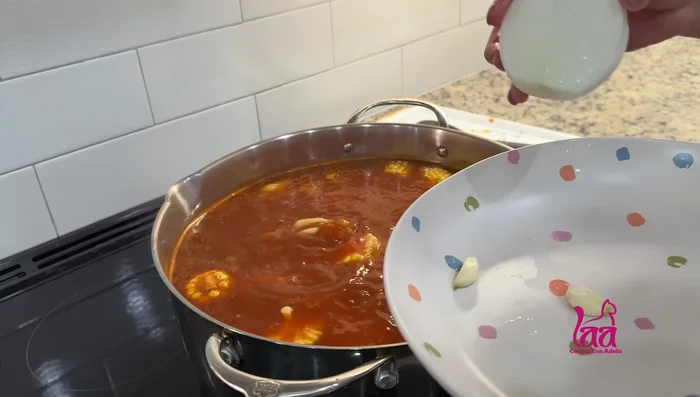 Agregar elote, cebolla, ajos y cocinar por 20 minutos. [285.56 - 305.96]