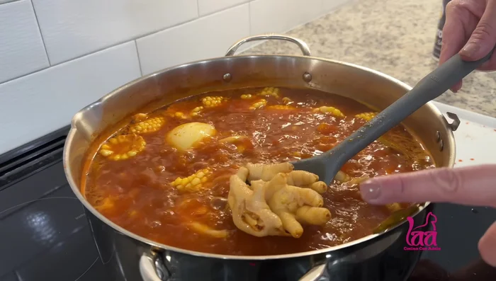 Cocinar hasta que las verduras estén suaves. [310.88 - 450.879]