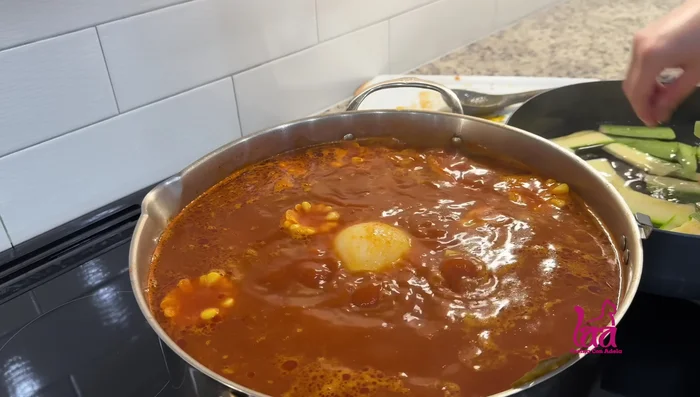 Agregar el resto de las verduras (zanahoria, papa, calabaza, frijoles, cilantro). [333.479 - 372.8]