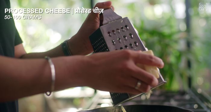 Rallar el queso procesado (100.68).