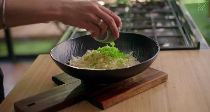 Agregar el pimiento morrón picado, chiles verdes (si se desea), jengibre, cebolla verde, cilantro, orégano, hojuelas de chile, polvo de mango seco y sal al gusto (109.96). Mezclar bien (138).