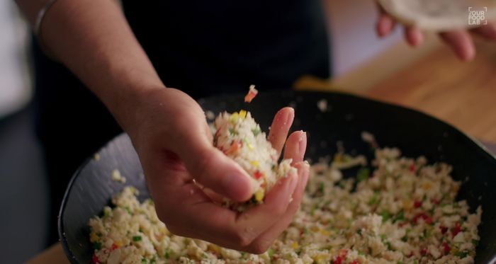 Colocar una porción de relleno en el centro de cada rebanada de pan (225.2).