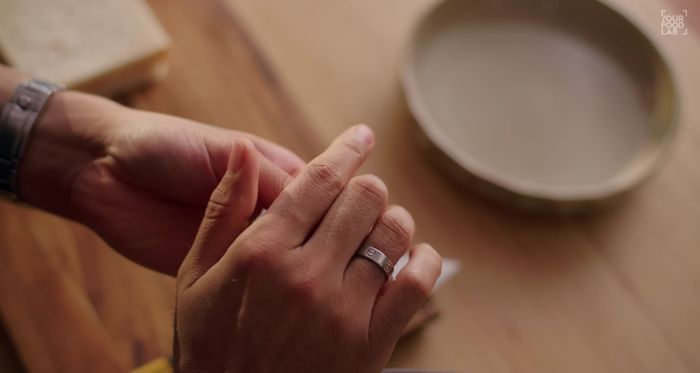 Sellar el pan como una empanada, presionando firmemente para sellar los bordes (234.319). Dar forma de huevo o rectangular (245.92).