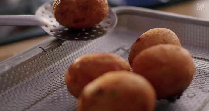 Retirar los rollitos del aceite y colocarlos sobre papel absorbente para eliminar el exceso de aceite (547.24).