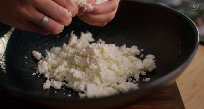 Desmenuzar el paneer con las manos (98.399).