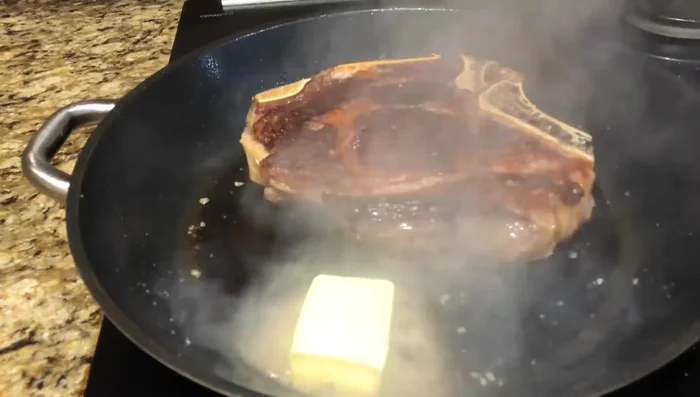 En la misma sartén, añadir la mantequilla, el ajo, el tomillo y el romero. [102.46]