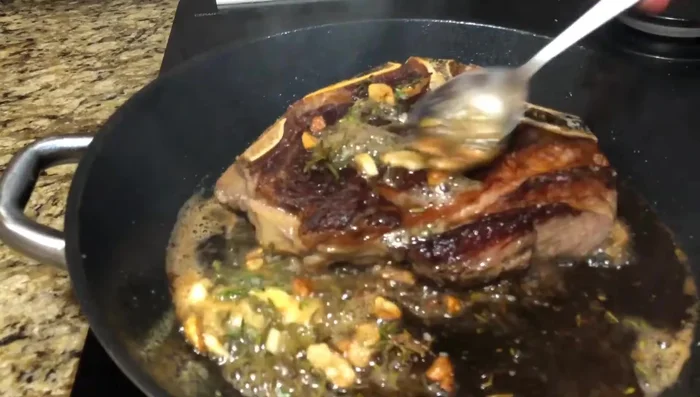 Regar las chuletas con la mantequilla aromatizada. [120.229]