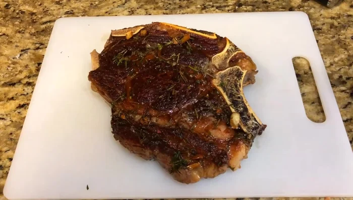 Dejar reposar las chuletas durante 5 minutos antes de cortar. [159.18]