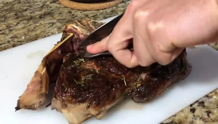 Cortar las chuletas, separando el hueso, en porciones de aproximadamente 2 centímetros de grosor. [167.129]