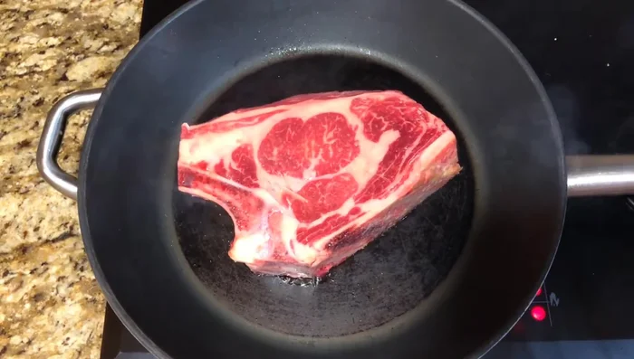 Cocinar las chuletas durante 4 minutos por un lado. [57.22]