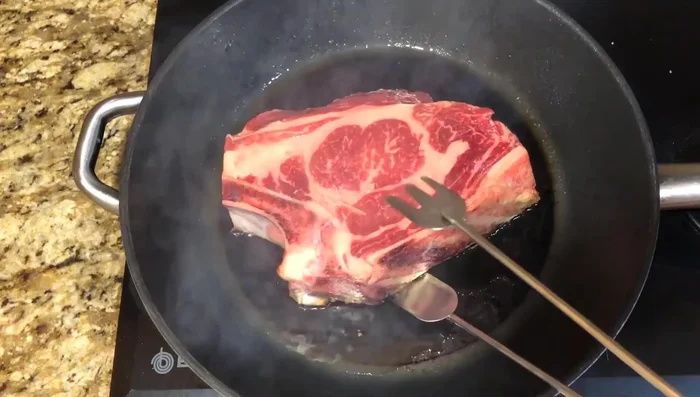 Dar la vuelta a las chuletas y cocinar durante 3 minutos más por el otro lado. [61.7]