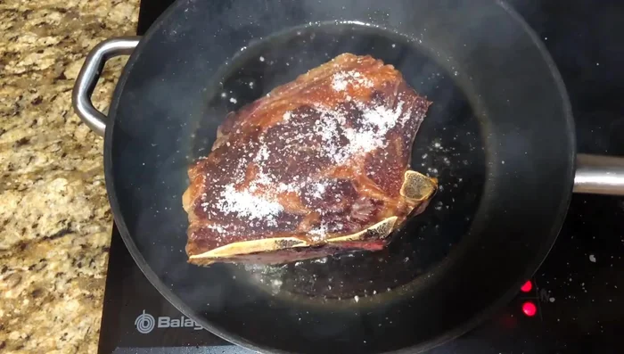 Retirar las chuletas de la plancha y dejar reposar para que se asienten los jugos. [74.68]