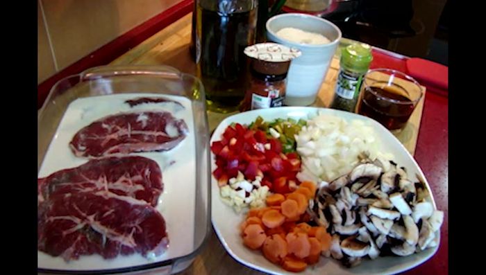 Cubrir los filetes de ternera con leche y dejar reposar durante 2 horas.