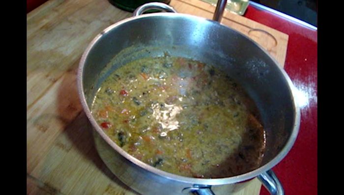 Triturar las verduras cocidas con la batidora para obtener una salsa.