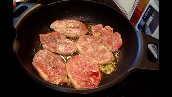 Devolver los filetes a la cacerola, agregar la salsa y dejar cocer todo junto durante 5 minutos.