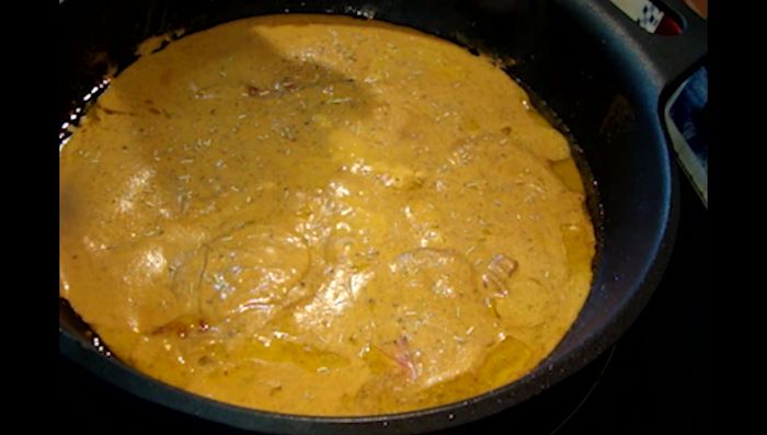 Añadir hierbas de Provenza y un poco de pimiento de Espelette para aromatizar.