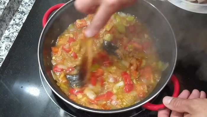 Añadir un poco de harina para espesar la salsa.