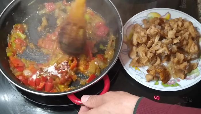 Incorporar una cucharadita de pimentón y remover.