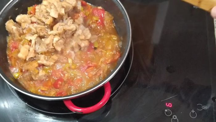 Añadir las setas (o champiñones) y rehogarlas.