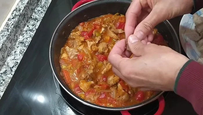 Agregar una pastilla de caldo de carne (o caldo de verduras/pollo).
